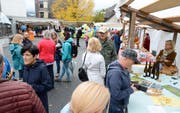Der Herbstmarkt wurde auch diesmal zum fröhlichen Treffpunkt. (Bild: Hansruedi Rohrer)