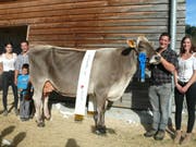 Drei von sieben Geschwistern der Familie Näf – Simon, Thomas und Christian (von links) – freuen sich mit den Ehrendamen Valerie (links) und Claudia über den Titel Miss Toggenburg. (Bild: Franz Steiner)
