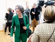 Im Fokus der Kameras: Manuela Weichelt-Picard freut sich über die Wahl. Bild: Stefan Kaiser (Zug, 20. Oktober 2019)