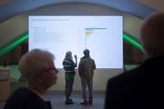 Da waren erst 50 von 78 Gemeinden ausgezählt. Warten auf die Wahlresultate im Pfalzkeller. (Bild: Benjamin Manser / TAGBLATT)