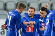 Der Mann des Spiels wird bejubelt: Francesco Margiotta (Mitte) nimmt die Gratulationen seiner Teamkollegen entgegen. (Bild: Martin Meienberger/freshfocus, Luzern, 20. Oktober 2019)