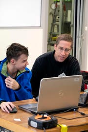 Felix Jost, Informatiker ETH, versucht ein Softwareproblem, das ein Spiel verursacht hat, zu lösen. (Bild: Andreas Taverner)
