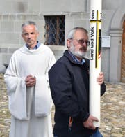 Wallfahrtsleiter Walter Arnold (links) und Hans Gisler, der die neue Standeskerze trägt. (Bild: Georg Epp, Einsiedeln, 19. Oktober 2019)