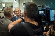 Ein überglücklicher Kurt Egger gibt seine ersten Statements ab. (Bild: Reto Martin)
