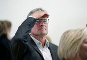 FDP-Ständeratskandidat Matthias Michel versucht sein Resultat zu erkennen. (Bild: Stefan Kaiser, Zug, 20. Oktober 2019)