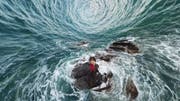 Raphaela Vogel lässt sich im Video «Tränenmeer» von einer Drohne filmen. (Bild: Filmstill, Courtesy of the artist und BQ, Berlin)