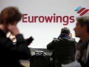 Passagiere an einem Schalter der Billigfluglinie Eurowings am Flughafen Köln-Bonn. (Bild: KEYSTONE/EPA DPA/OLIVER BERG)