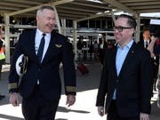 Ankunft nach 19 Stunden in der Luft: Qantas-Flugkapitän Sean Golding (Links) und Unternehmenschef Alan Joyce am Flughafen in Sydney. (Bild: KEYSTONE/EPA AAP/BIANCA DE MARCHI)