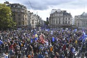 Zehntausende demonstrierten am Samstag in London gegen den Brexit. (Bild: AP)