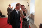 Monika Rüegger freute sich im Obwaldner Rathaus sichtlich über ihre Wahl. Peter Krummenacher blieb trotz knapper Niederlage fröhlich. (Bild: Roger Zbinden, Sarnen, 20. Oktober 2019).