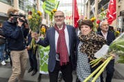 Triumphaler Einmarsch der Ständeratskandidaten an der Universität Genf: Carlo Sommaruga (SP) und Lisa Mazzone (Grüne) liegen nach dem ersten Wahlgang in Front. (KEYSTONE/Martial Trezzini)