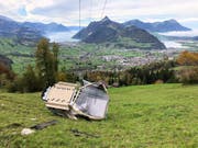 Die Gondel wurde beim Absturz schwer beschädigt. (Bild: Kantonspolizei Schwyz)