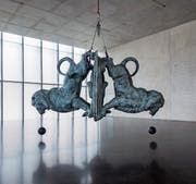 Installation «In festen Händen» besteht aus zwei Bronzeplastiken. (Bild: Markus Tretter)