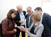 Zu den grossen Wahlverlieren zählen auch die Sozialdemokraten, rechts SP-Präsidentin Barbara Gysel. (Bild: Stefan Kaiser, Zug, 20. Oktober 2019)