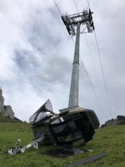 Die Gondel wurde beim Absturz schwer beschädigt. (Bild: Kantonspolizei Schwyz)