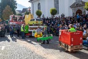 Die Älpergesellschaft des letzten Jahres hat einen Wagen zum Thema Verkehrschaos gebaut.(Bild: Edi Ettlin, Stans, 20. Oktober 2019)
