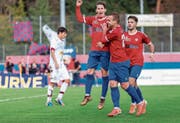 Die Chamer bejubeln den Treffer zum 1:0 von Torschütze Ramon Cecchini (links). Neben ihm sind Sandro Foschini (Mitte) und Kemil Festic zu sehen. (Bild: Patrick Hürlimann, Cham, 19. Oktober 2019)