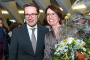 Siegerlächeln: Benedikt Würth (CVP) und Susanne Vincenz-Stauffacher im St.Galler Pfalzkeller. (KEY/Eddy Risch)