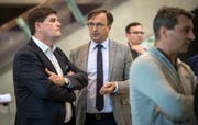 Enttäuschung pur: Der abgewählte freisinnige Nationalrat Hansjörg Brunner (links) und FDP-Kantonalpräsident David H. Bon. (Bild: Reto Martin)