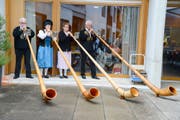 Die Alphornformation Heidiland spielte zu gewissen Zeiten am Herbstmarkt. (Bild: Hansruedi Rohrer)