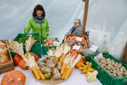 Hier werden Süsskartoffeln, Rüebli, Nüsse, Kürbisse und andere Produkte angeboten. (Bild: Hansruedi Rohrer)