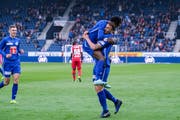 Ibrahima Ndiaye (oben) bedankt sich nach seinem Treffer bei Assistgeber Francesco Margiotta. (Bild: Martin Meienberger/Freshfocus, Luzern, 20. Oktober 2019)