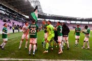 Freude herrscht: Die Spieler des FCSG lassen sich nach Spielschluss von den mitgereisten Fans feiern. (Bild: Pascal Muller/freshfocus)