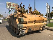 Von der Türkei unterstützte syrische Rebellen in der türkischen Stadt Akcakale bei der Einfahrt nach Nordsyrien. (Bild: KEYSTONE/AP/MEHMET GUZEL)
