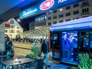 Nachts in der Olma-Zeit an der gut genutzten ÖV-Haltestelle am Bohl. (Bild: Hanspeter Schiess - 10. Oktober 2019)