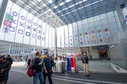 Dreimal acht Kantonsfahnen hängen an der Seitenwand, jene des Gastgeberkantons St.Gallen prominent neben der Digitaluhr. 25 Fahnen? Die Schweiz hat aber 26 Kantone! Das Waadtland fehlte an der Olma-Fahnenwand. (Bild: Ralph Ribi - 19. Oktober 2019)