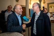 Roland Fischer (GLP, links) und Michael Töngi (Grüne) gratulieren sich gegenseitig zur Wahl in den Nationalrat.