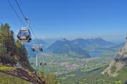 Bei der Bergfahrt ist eine Gondel der Rotenfluebahn abgestürzt. Im Bild eine Gondel der Rotenfluebahn mit Vierwaldstätter- und Lauerzersee im Hintergrund. (Bild: PD/Andy Annen, 21. August 2015)