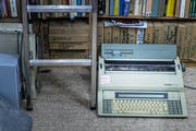 Die Bücherregale sind dicht gefüllt bis unter die Decke, die oberen Etagen nur mit der Leiter erreichbar.