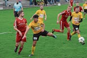 Das Derby zwischen Bütschwil (in Rot) und Wattwil Bunt 2a war umstritten und endete mit einem glücklichen Heimsieg. (Bild: Beat Lanzendorfer)