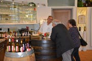 Wein gab es am Amliker Herbstfest ebenfalls zu degustieren. (Bild: Monika Wick)