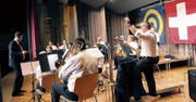 Die Musikgesellschaft Berlingen spielt unter der musikalischen Leitung von Dirigent Patrick Wirz. Bild: Manuela Olgiati