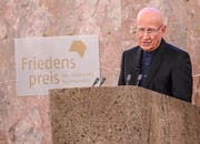 Sebastião Salgado während seiner Dankesrede in der Frankfurter Paulskirche. (Bild: Armando Babani/EPA)