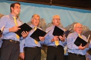 Der Männerchor Rossrüti sang unter anderem ein Lied zur eigenen Ehre. (Bilder: Christof Lampart)