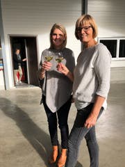 Irene Räss (SVP) und Seline Heim (CVP) treffen sich nach dem ernüchternden Ergebnis auf dem Bauernhof. (Bild: PD)