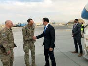 US-Verteidigungsminister Mark Esper wurde bei seiner Ankunft in Kabul von US-Soldaten begrüsst. (Bild: KEYSTONE/AP/LOLITA C. BALBOR)