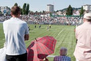 Wer keinen Platz auf der Haupttribüne hat, muss bei Sonne in der Hitze brüten. (Bild: Urs Jaudas)