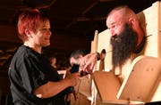 Coiffeuse Heidi Matter «haut» dem späteren Sieger Stefan Schnüriger «den Bart ab». (Bild: Beat Christen, Engelberg, 19. Oktober 2019)