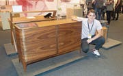 Nikola Dukanovic aus Lichtensteig hat für seine Kommode an der Messe Holz 19 eine Auszeichnung der Jury erhalten. Bild: PD