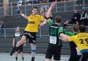 Altdorfs Spielertrainer Mario Jelinic (am Ball) trägt zum 31:30-Sieg in Kriens sieben Tore bei.Bild: Boris Bürgisser (Kriens, 19. Oktober 2019)