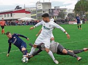 Mergim Osmani (stehend) und seine Au-Bernecker Kollegen hatten ein klares Chancenplus, aber das von Goalie Marco Dietsche und Alessandro Chiarello gehütete Tor war wie vernagelt. (Bild: Ulrike Huber)