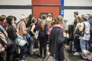 Passagiere warten auf einem Perron am Bahnhof Bern, bis sich die Türen eines Intercitys öffnen. (Bild: Alessandro della Valle/Keystone (7. September 2018))