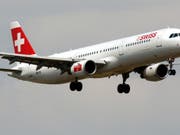 Ein Airbus A 321 der Swiss musste seinen Flug nach Rom wegen Rauchentwicklung in der Kabine abbrechen. (Bild: KEYSTONE/STEFFEN SCHMIDT)