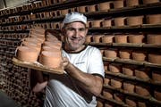 Hans Aschwanden von der Bergkäserei Seelisberg in seinem Käsekeller. (Bild: Pius Amrein, 24. September 2018)