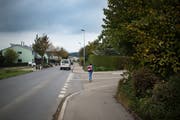 Eine Pförtneranlage mit drei begrünten Verkehrsinseln soll die Sicherheit auf der Weideggstrasse und beim Einbiegen in den Alpsteinring erhöhen. Fussgänger aus dem Bettenquartier links sollen über eine Mittelinsel die Strasse überqueren können. (Bild: Benjamin Manser)