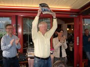 Doppelte Wahlfeier und ein Geburtstag: Die SVP Nidwalden feierte die Wiederwahl von Peter Keller (links) mit Überraschungsgast Monika Rüegger. Parteipräsident Christoph Keller gratuliert gleichzeitig mit einem Plakat der SVP-Familie dem Wirt Walter Brun zum 77. Geburtstag. (Bild: Kurt Liembd, Stans, 20. Oktober 2019)